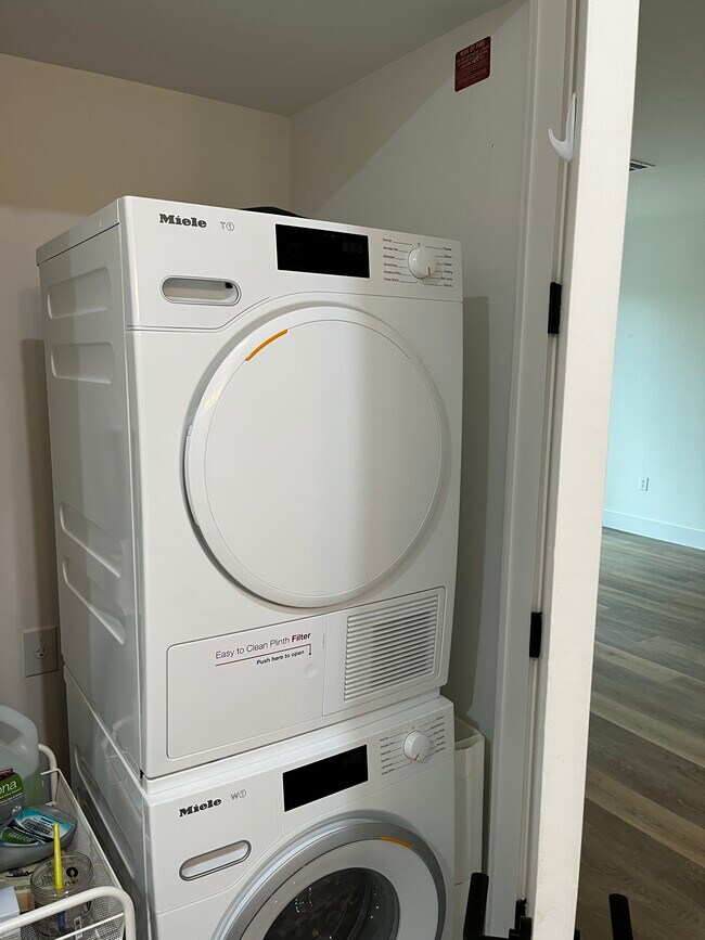 Building Photo - 2709 E 5th St