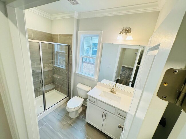 Building Photo - Single Family 4 Bedroom 3 Bathroom for Rent - Guest Bedroom Down