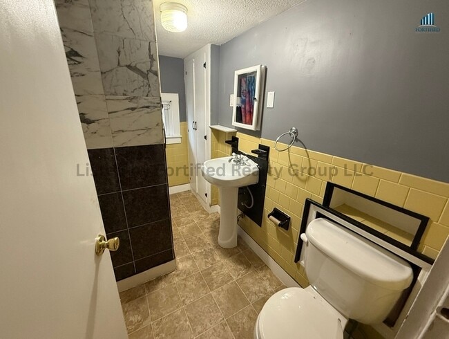 Building Photo - 949 Locust St