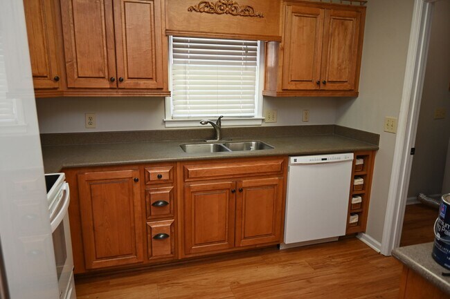 Building Photo - NE-Columbus-3 Bedrooms & 2 full Baths-Move...