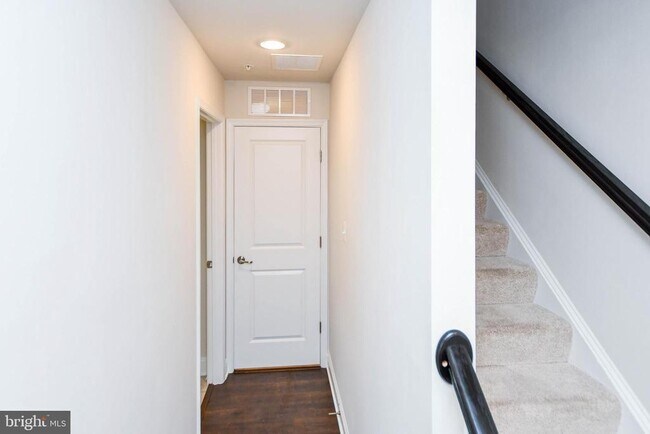 Building Photo - 7102 Druce Way