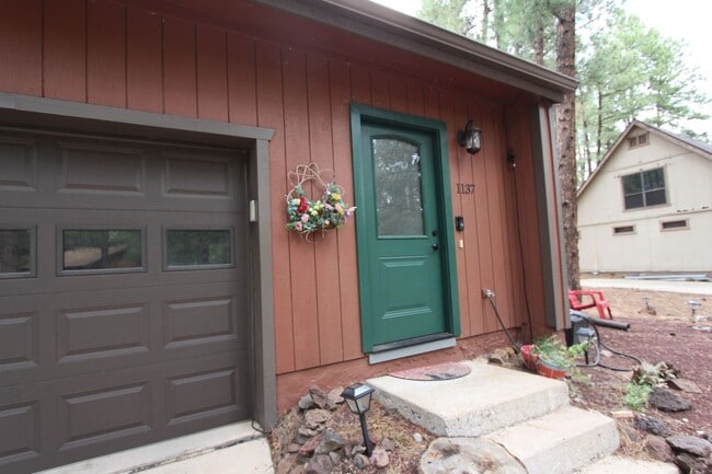 Building Photo - LEASE PENDING! Modern 2-Level Home in Univ...