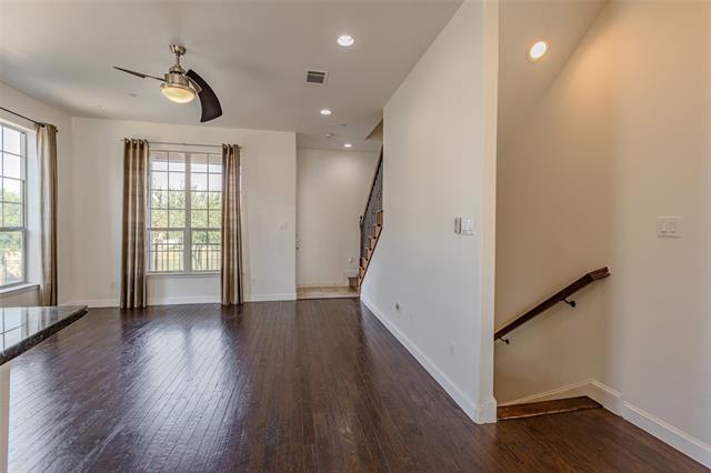 Building Photo - 602 Arbol