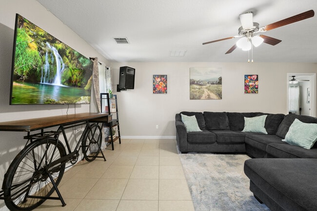 Building Photo - 8704 Lake George Cir W