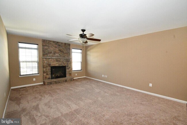 Building Photo - 9 Latham Ln