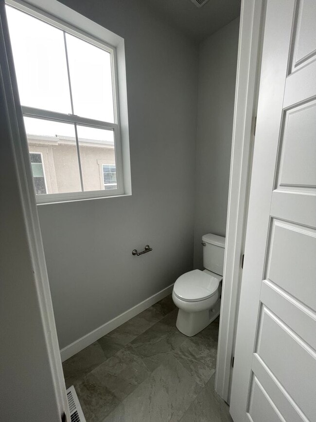 Building Photo - GORGOUS