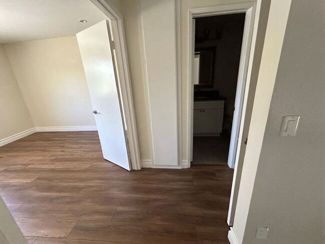 Building Photo - Charming End-Unit Townhome in the Heart of Chatsworth