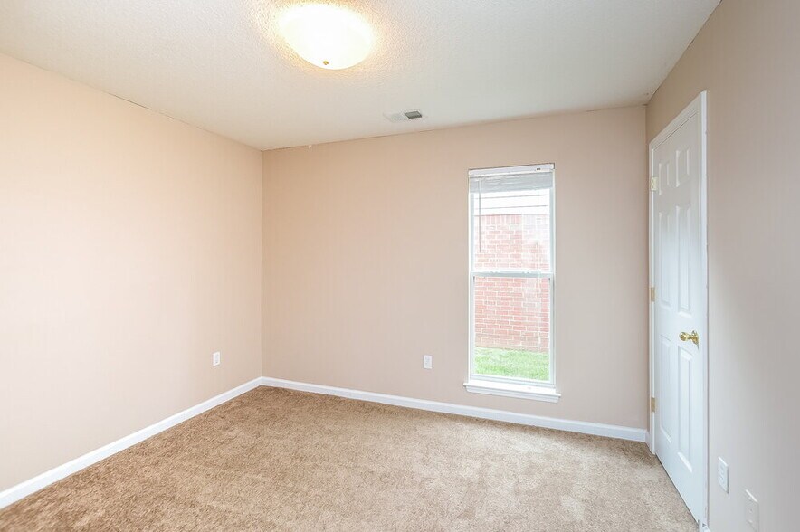 Building Photo - 5378 Russell Dr