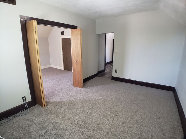 Building Photo - Cozy 2 Bedroom 1 bath Upstairs with Garage