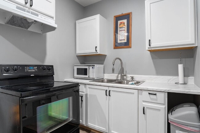 Primary Photo - 2 Bed 2 Bath Garage Apartment in La Vergne