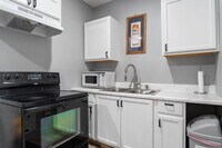 Building Photo - 2 Bed 2 Bath Garage Apartment in La Vergne