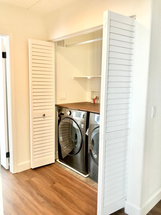 Building Photo - Beautifully Upgraded & Appointed End Condo...