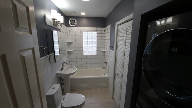 Building Photo - 424 11th St