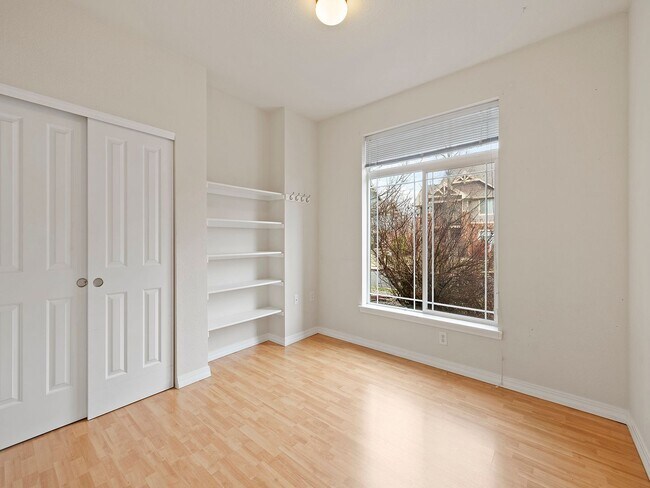 Building Photo - 2 bed 2 Bath Condo with Community Pool!