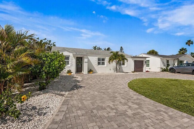 Building Photo - Coastal Luxury Living Just Minutes from Madeira Beach - 3bed | 2 bath