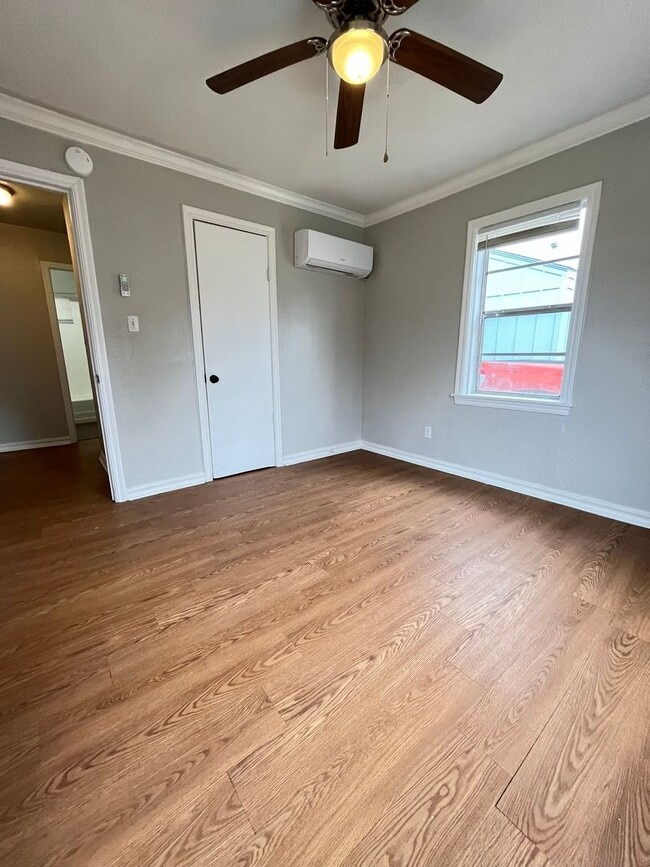 Building Photo - 2 Bed 1 Bath