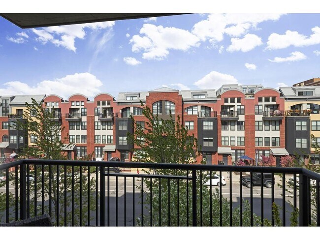 Building Photo - 401 N 2nd St