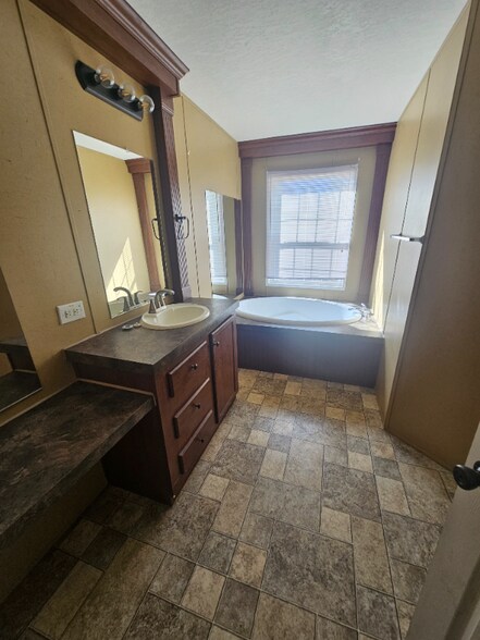 Building Photo - 901 NE 95th St