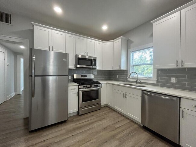 Building Photo - 2861 2nd Ave S