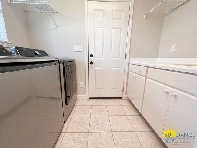Building Photo - Custom Furnished 4 bed 3.5 bath in Emerald Bay!
