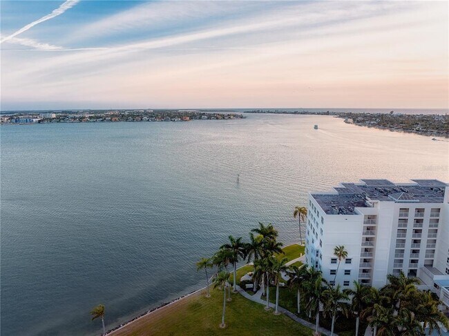 Building Photo - 6287 Bahia Del Mar Cir N