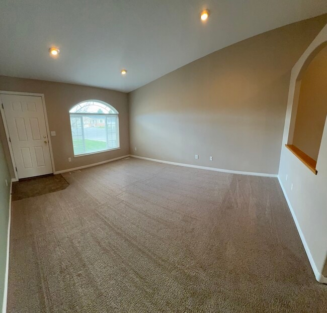 Building Photo - 2437 Brandon Dr