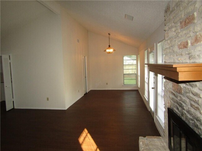 Building Photo - 405 Arrow Head