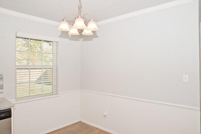 Building Photo - 216 S Bristow Ave