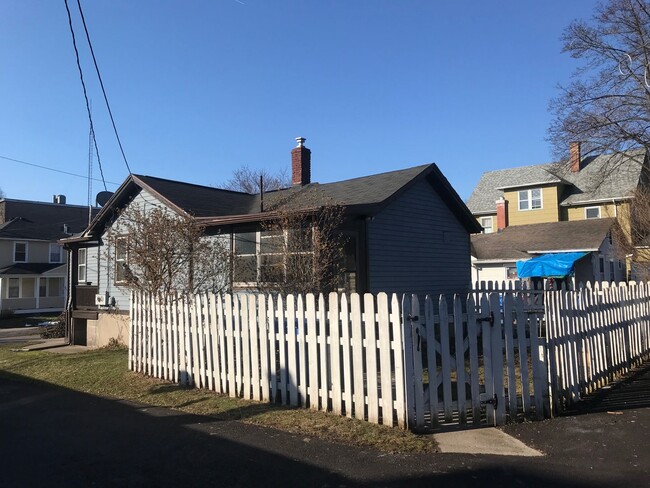 Building Photo - Cozy Single Bungalow right in the Wedge! A...
