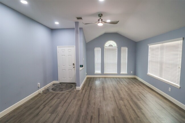 Building Photo - 1023 Aster Rd