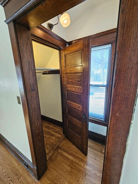 Building Photo - 1902 E Newberry Blvd