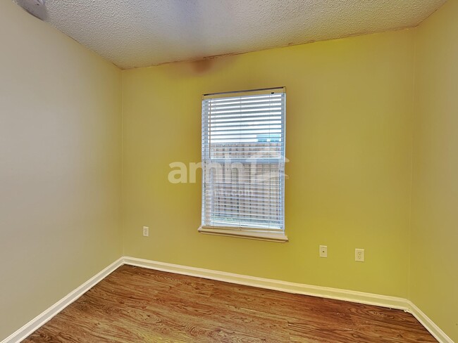 Building Photo - 1643 Hawkins Cove Dr E