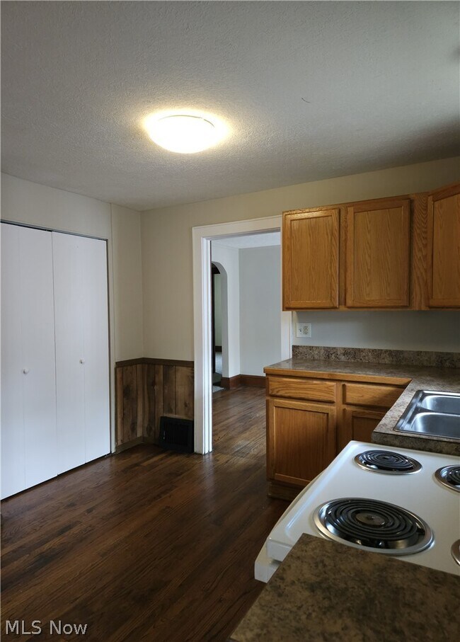 Building Photo - 578 Plum Ave