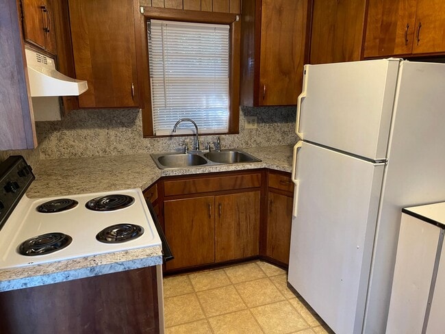 Building Photo - 1BED/1BA Duplex