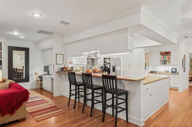 Building Photo - 1222 Lancaster Dr