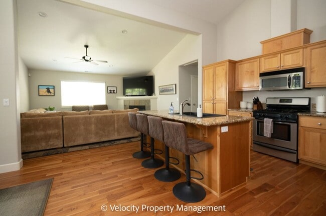Building Photo - Beautifully Maintained Single Level Home with AC!