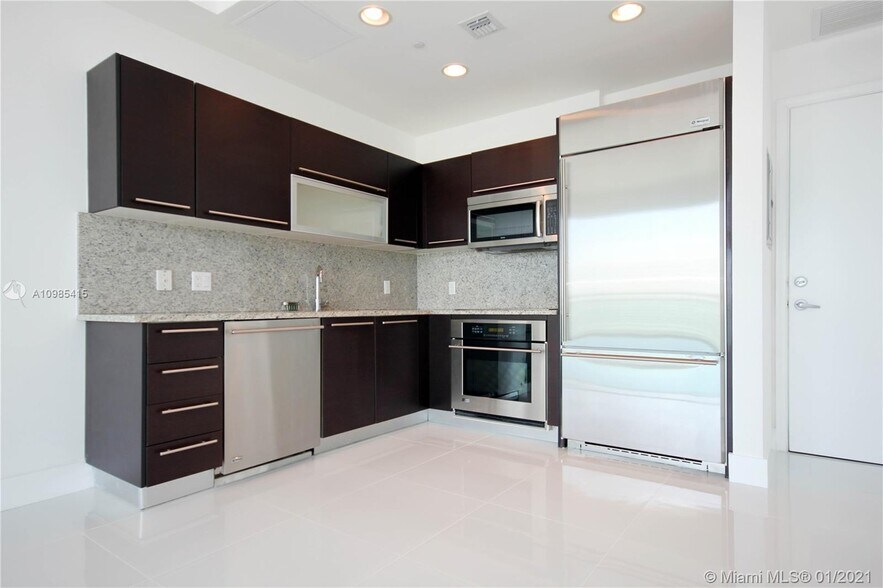 Primary Photo - 950 Brickell Bay Dr