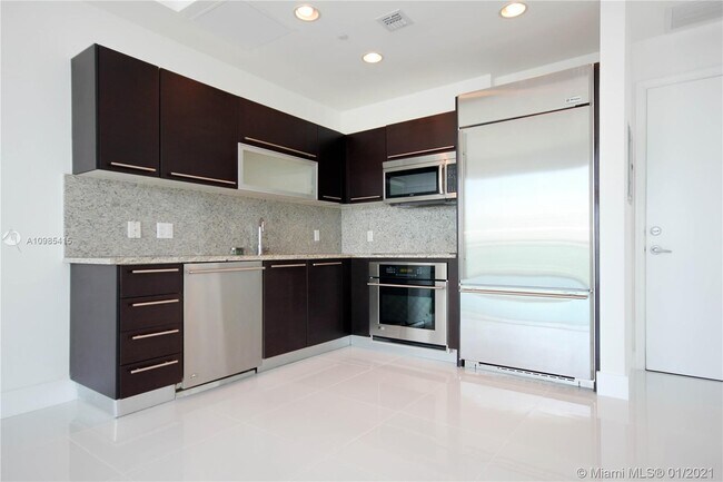 Building Photo - 950 Brickell Bay Dr