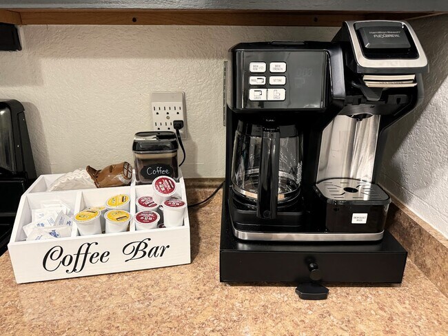 Building Photo - 105 Sky Country Dr