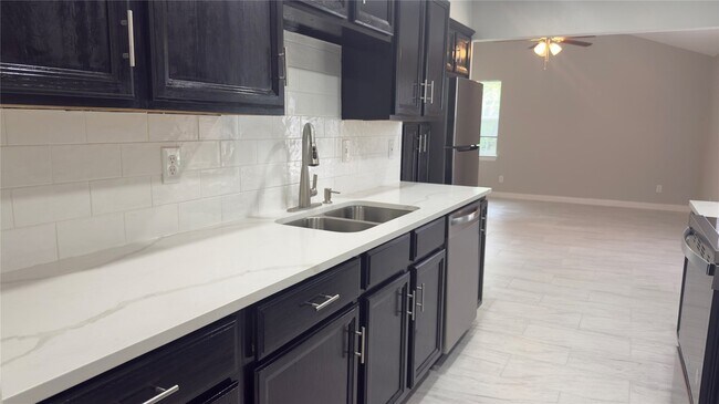 Building Photo - 1415 Wisteria Way