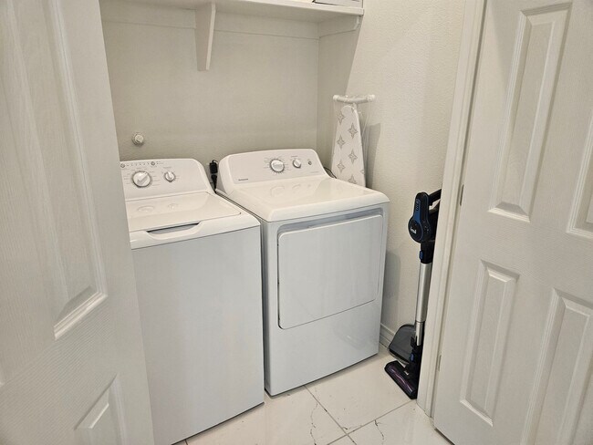 Building Photo - 702 5th St