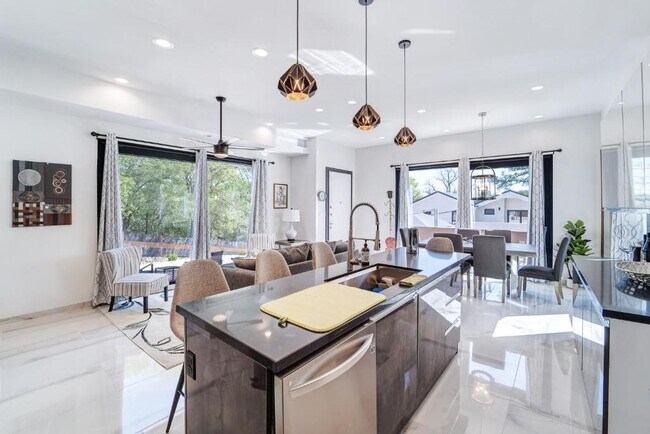 Building Photo - 1409 E M. Franklin Ave