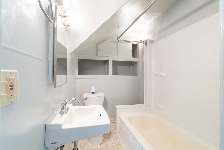 Building Photo - 440 Ewingville Rd