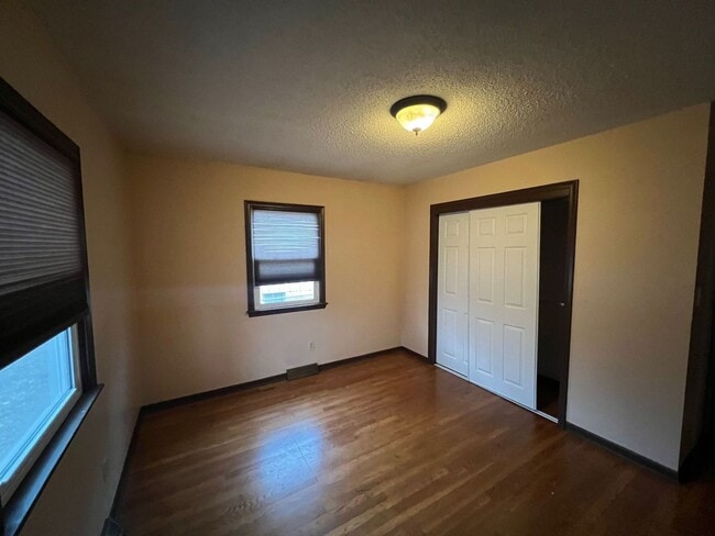 Building Photo - Great Duplex with 2+ bed/1 bath/1 Car gara...