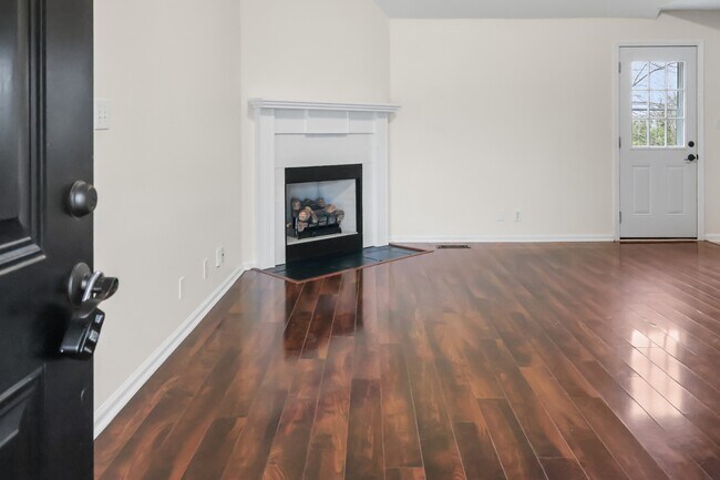 Building Photo - 3817 Roscommon Way