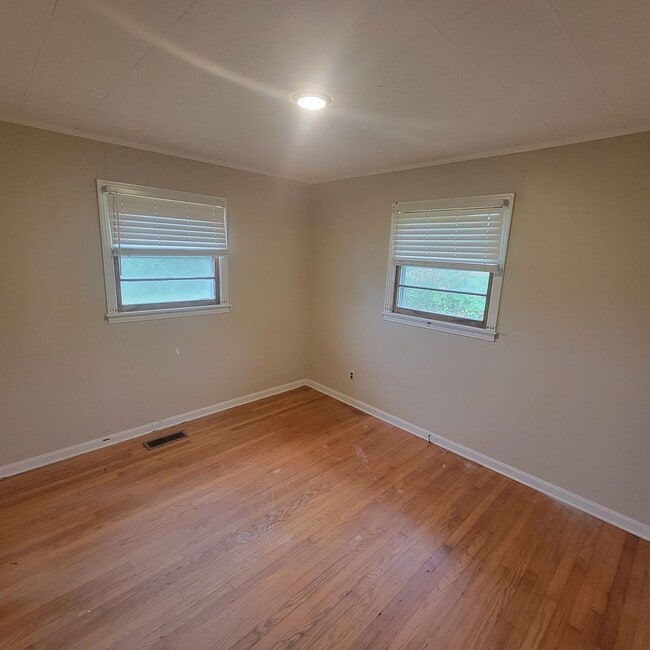 Building Photo - 4 Bedroom, 2 Bathroom Single Family Home-$...