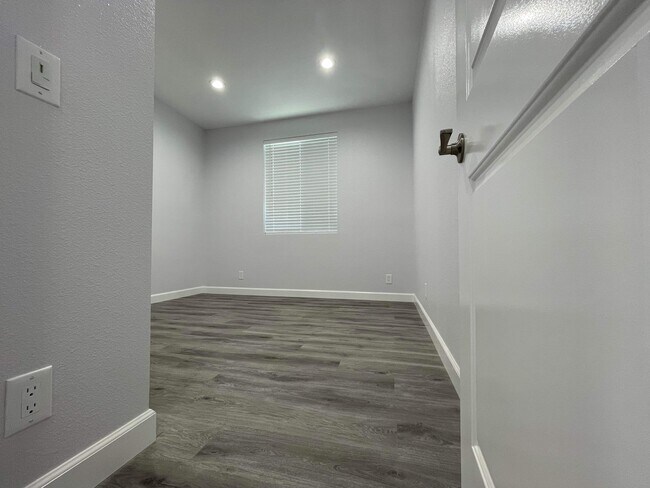 Building Photo - 15410 Firmona Ave