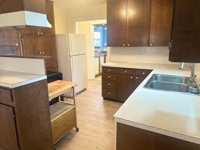 Building Photo - 3 Bedroom 2 Bath McMinnville OR