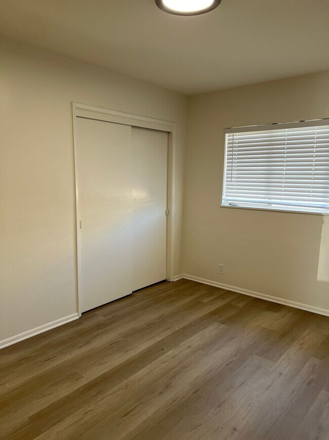 Building Photo - 2+1 Duplex in Ventura