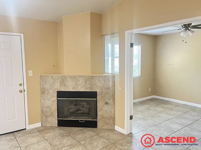 Building Photo - Lovely 3 Bedroom Home Off Stockdale Hwy!